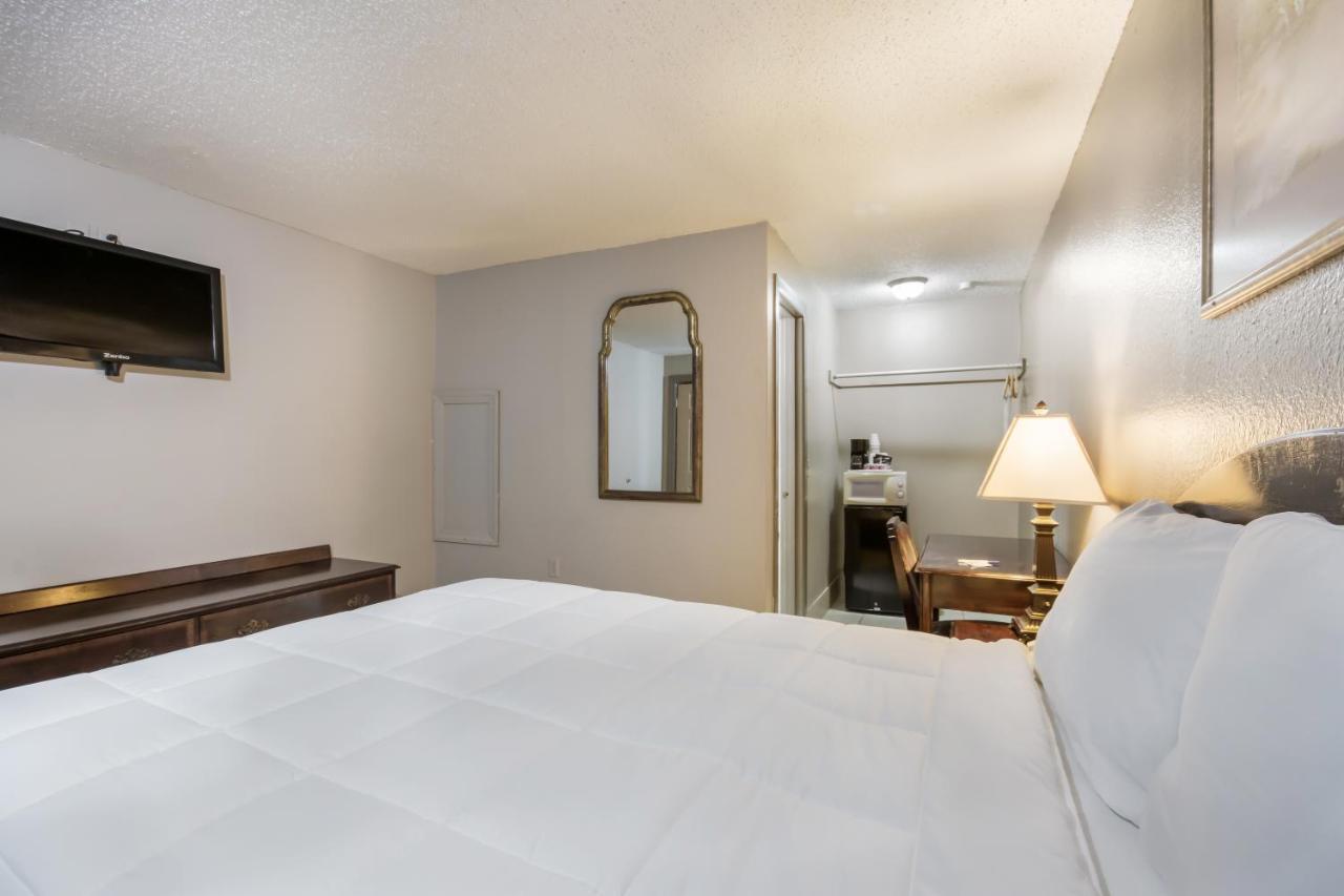 Americas Best Value Inn Woodward At 8Th St Exterior photo