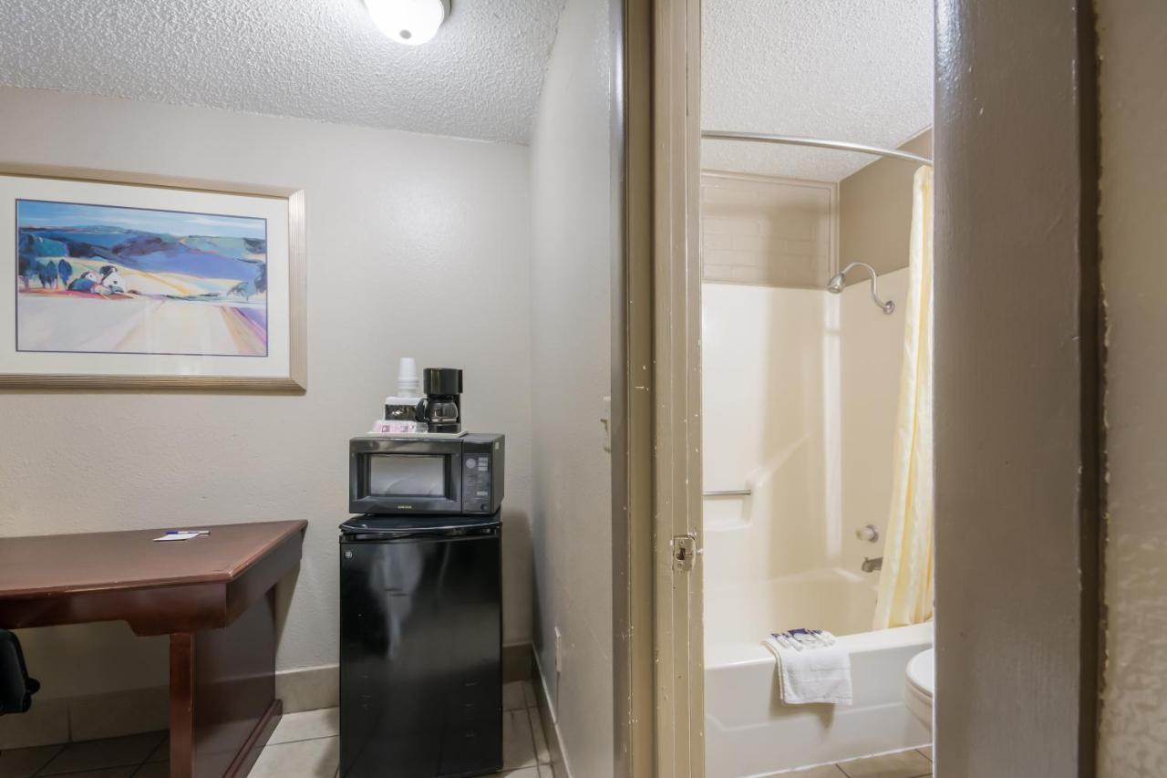 Americas Best Value Inn Woodward At 8Th St Exterior photo