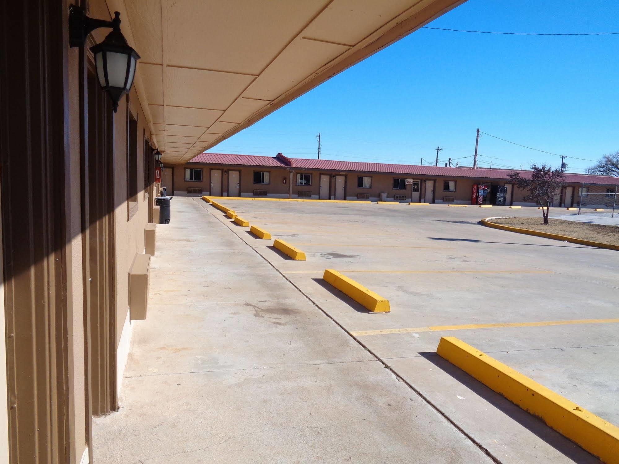 Americas Best Value Inn Woodward At 8Th St Exterior photo